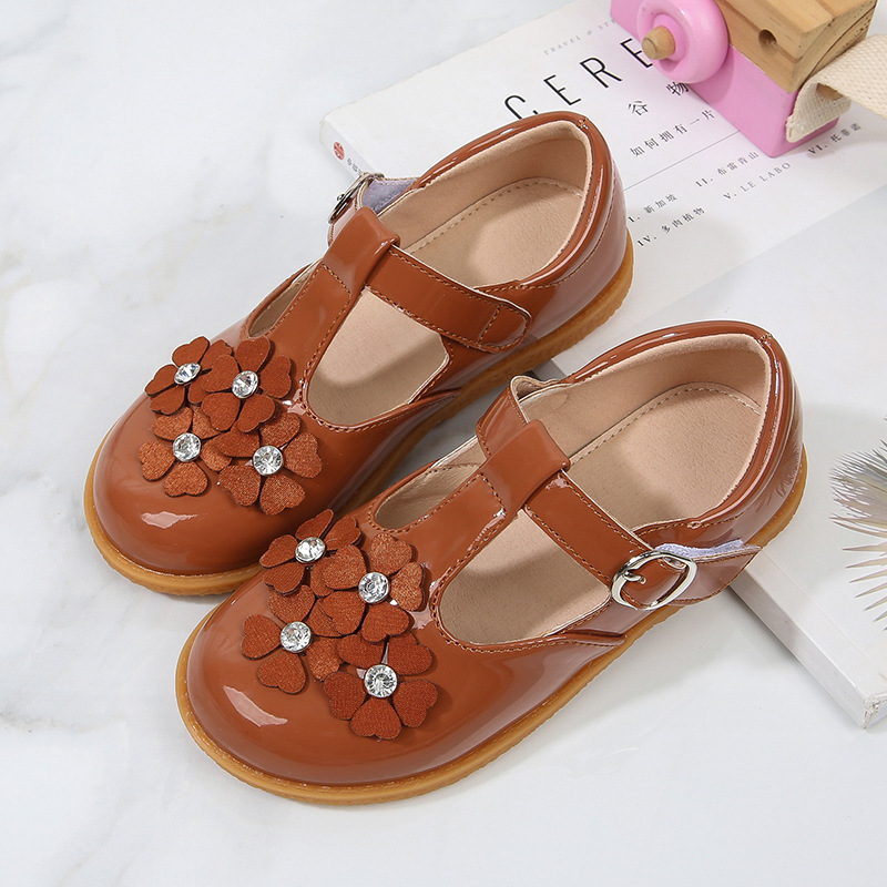 Cô gái mang giày đen 2024 trường New Spring Trẻ em nhà Young-Wind thực hiện giày công chúa nhỏ da mềm