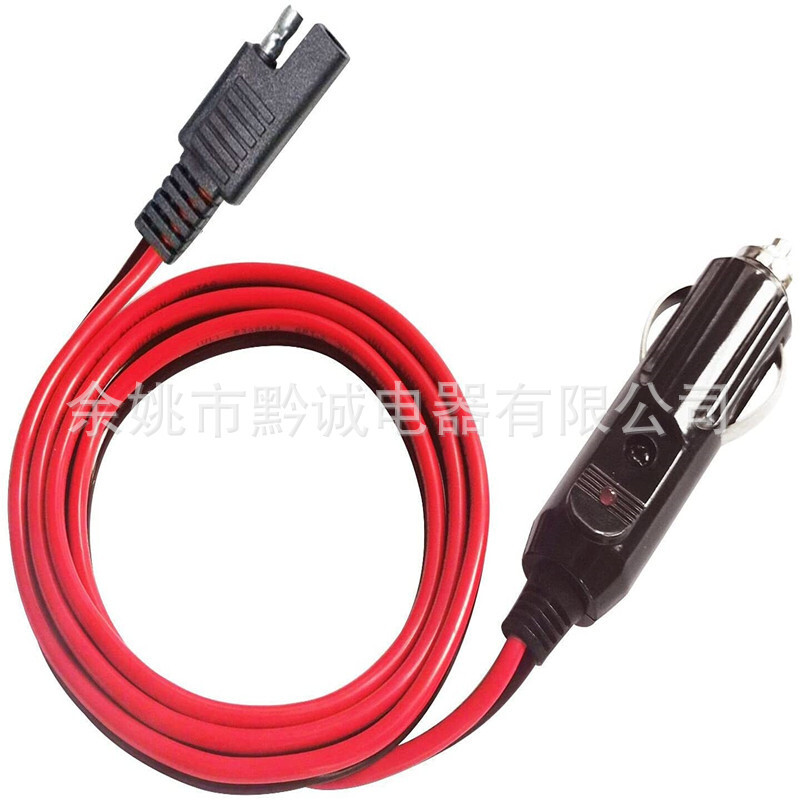 Xe màu đỏ và màu đen chở những người hút thuốc, dây điện bị phủ bụi, những người hút xe hơi với dây điện nối đuôi SAE.