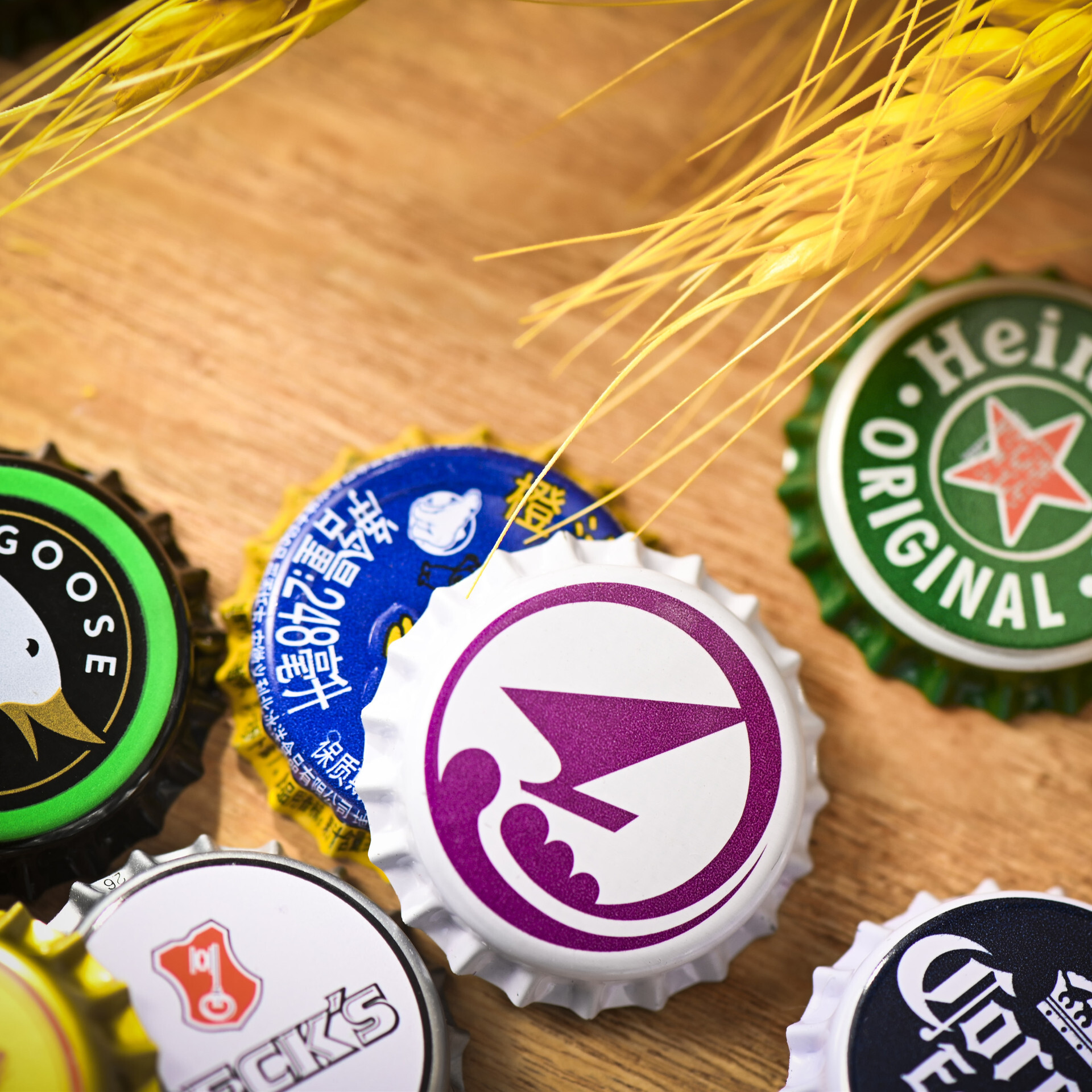 It's possible to customize the crown cap on beer caps with a medium cap on the standard lid.