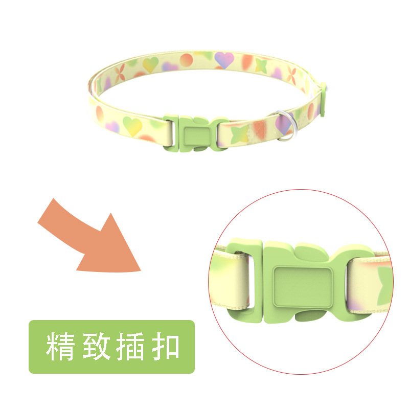 Một cái vòng cổ chó nhỏ với một con báo màu sáng bằng nhựa cho nhà máy.
