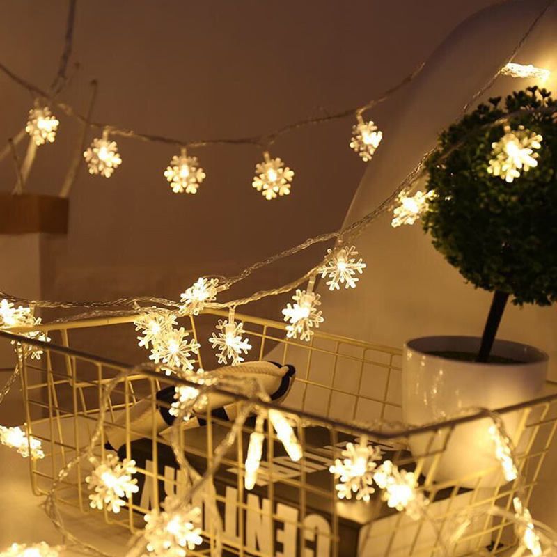 The Christmas LED LED LED light lit with the star cell USB decorator light lit with the light.