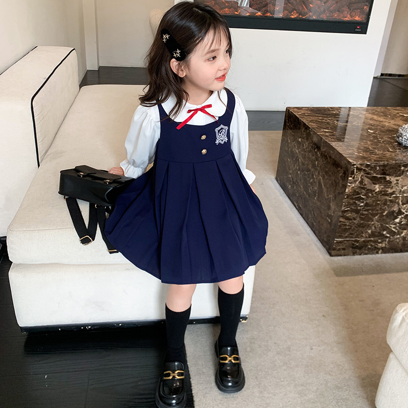 The new girls' long-sleeve college in the fall of 2023 went out to wear a dress and a dress for the children.