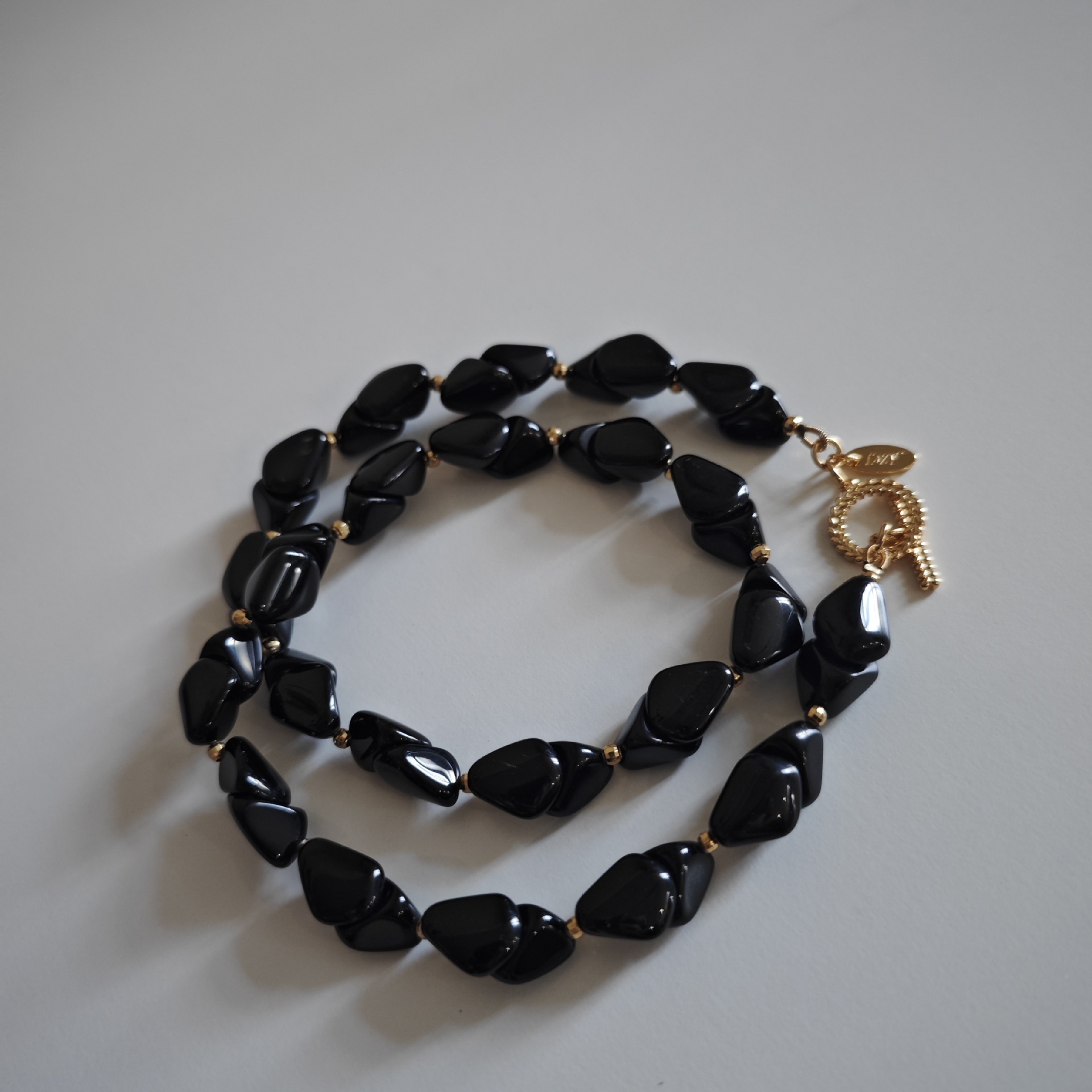 The original design of the geometry of the black manau string is a medium-size, cold-chained necklace.