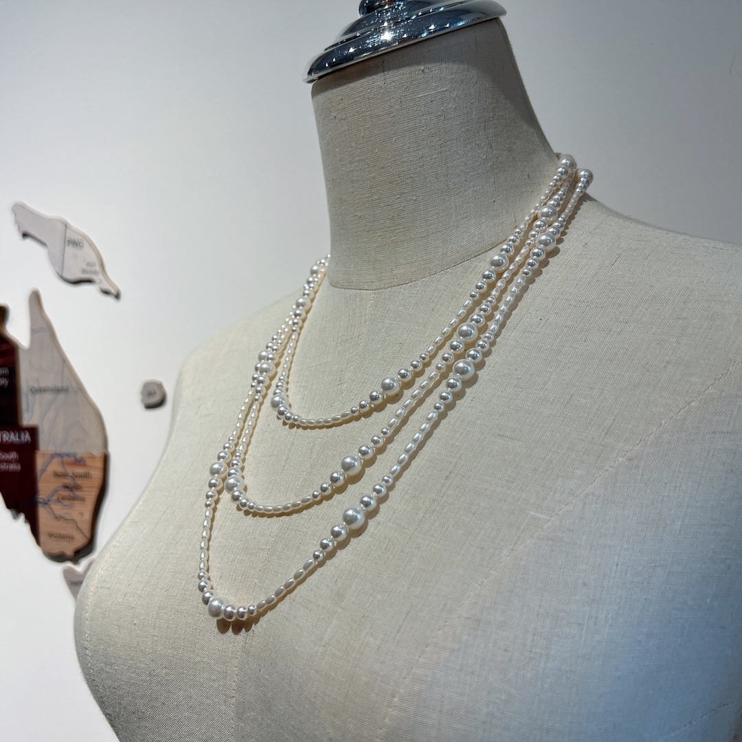 The fragrance of the little fragrance, the many layers of pearls, the long pearl necklaces, and the sweaters.