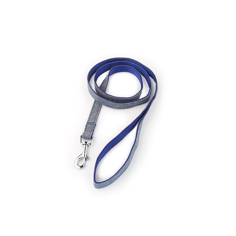 Những con rối là những con chim hàng loạt, đa sắc tộc với những con bướm dễ thương trên lưng.