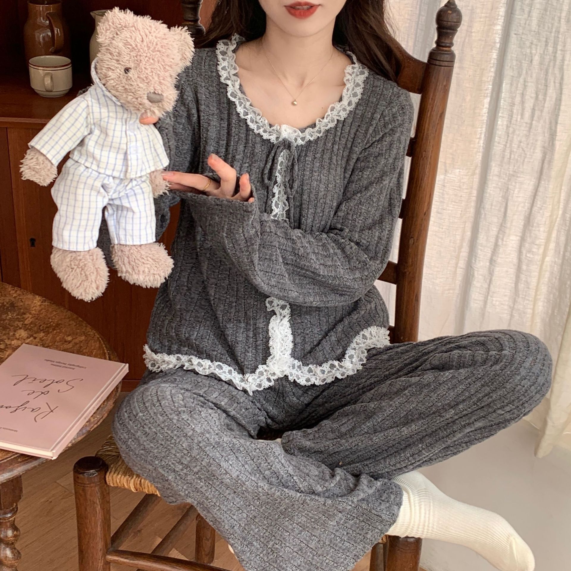 Váy mới của mùa thu với áo ngực và mùi hương.