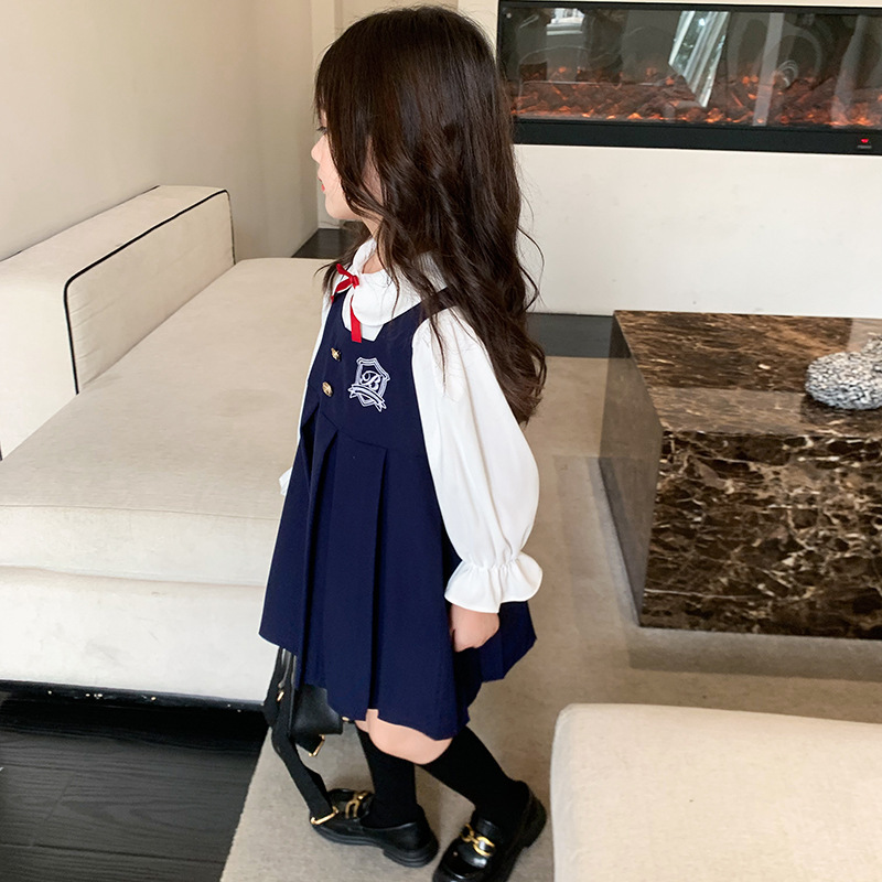 The new girls' long-sleeve college in the fall of 2023 went out to wear a dress and a dress for the children.