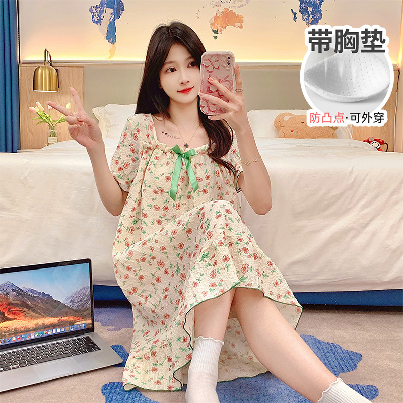 ♪ Với một bong bóng ngực trong một bộ đồ ngủ mùa hè mới