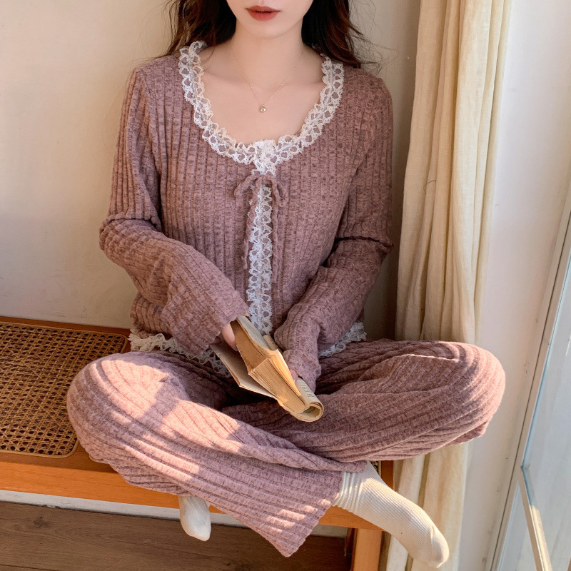 Váy mới của mùa thu với áo ngực và mùi hương.