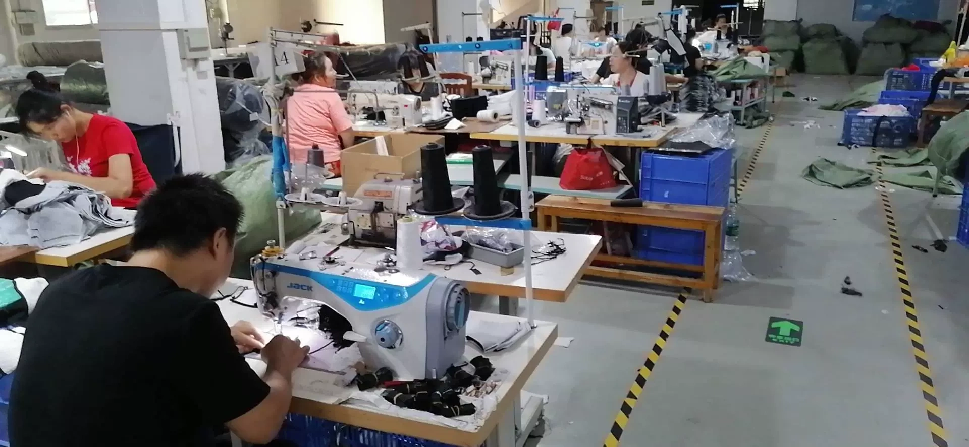 Áo màu cam ở Đông Quan