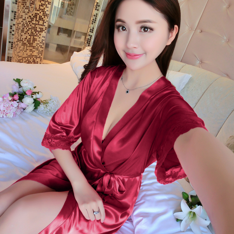 Việc phân phối áo choàng ngủ cho phụ nữ hấp dẫn với cái nắp năm điểm đầy băng vào mùa hè.