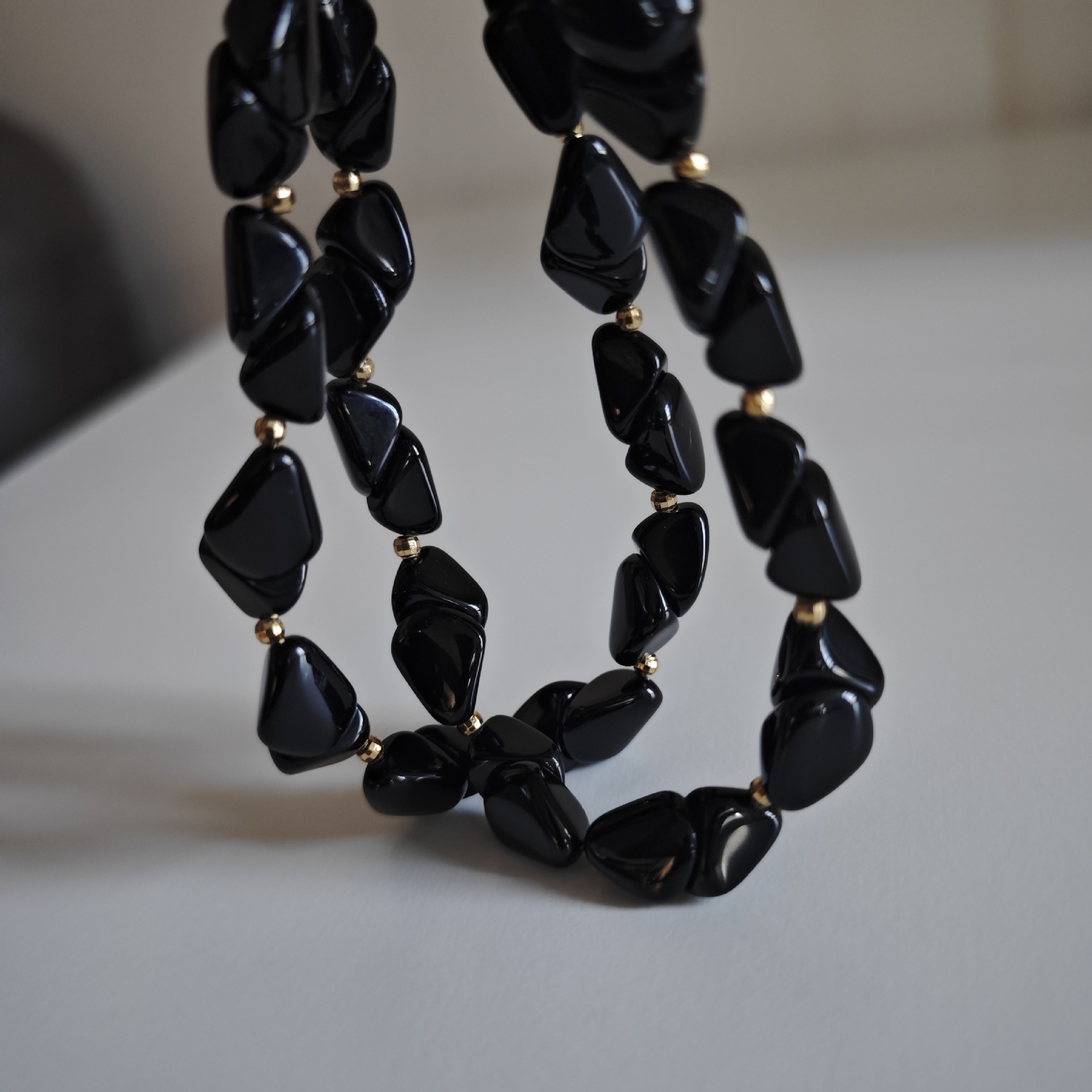 The original design of the geometry of the black manau string is a medium-size, cold-chained necklace.
