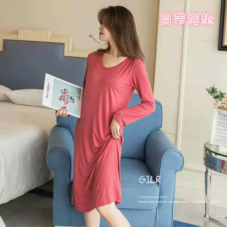 Với một miếng đệm áo ngực mô phỏng một cái nắm tay lắc dài vào mùa thu, bạn có thể mặc một chiếc váy gia đình.