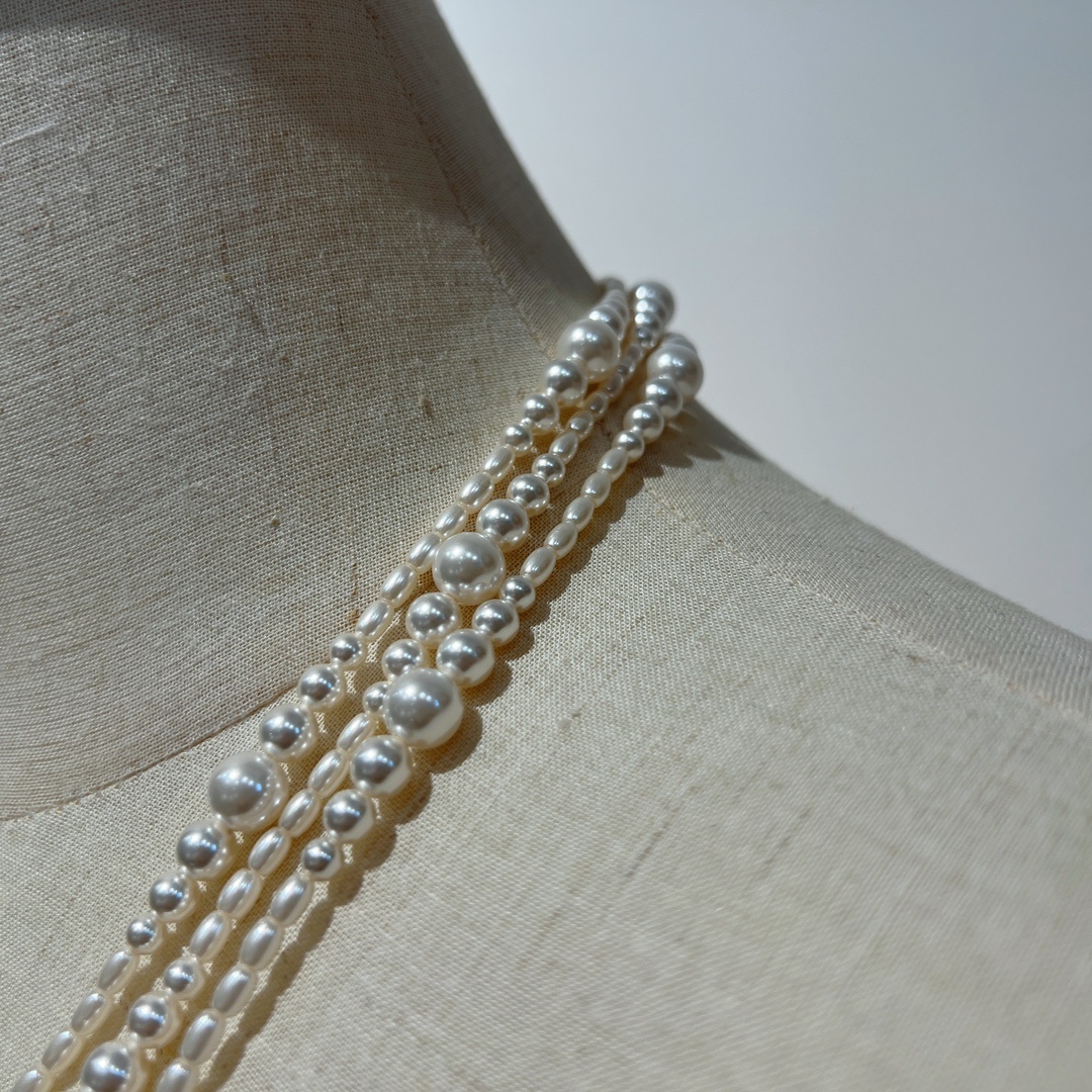 The fragrance of the little fragrance, the many layers of pearls, the long pearl necklaces, and the sweaters.