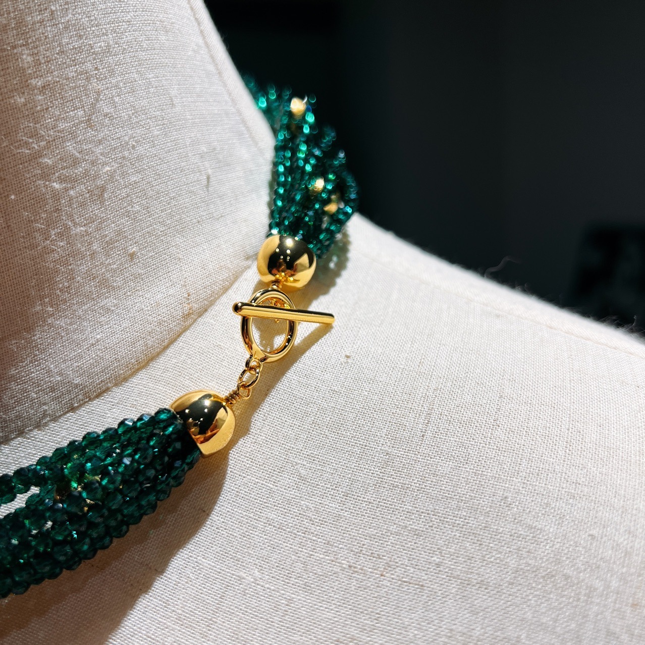 2022 new French retrospective multi-layer crystal choker neck chain.