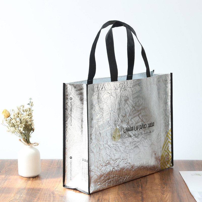 The manufacturer customizes the radium-free handbag to print the LOGO shopping bag.