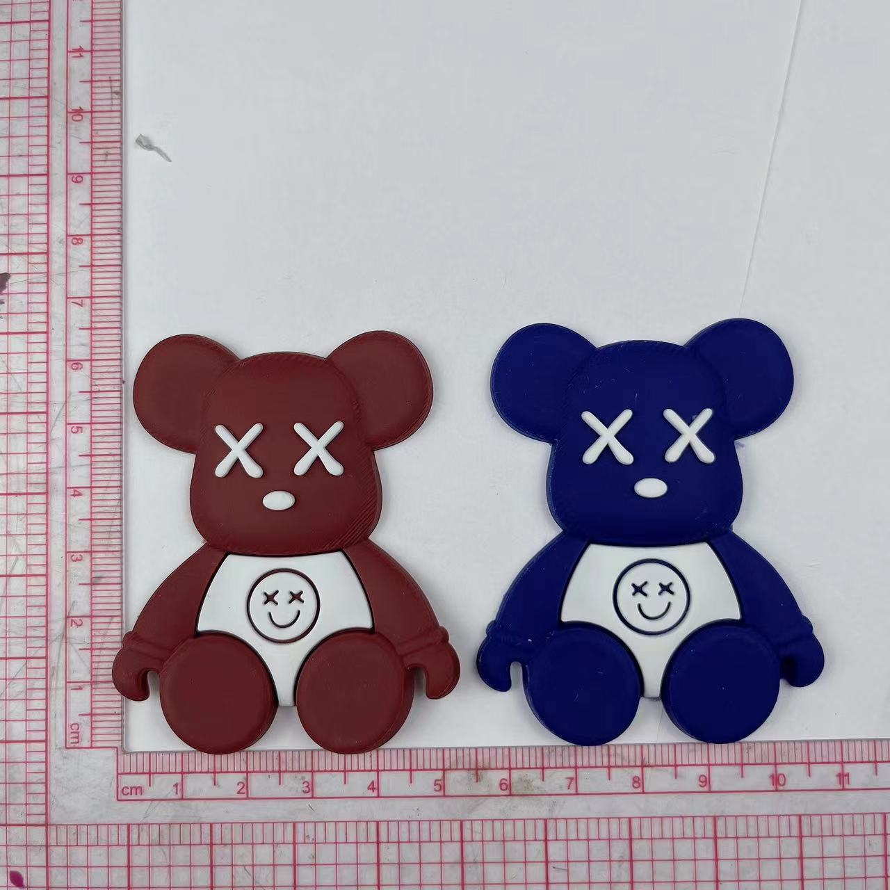 Thủy triều kaws Stereo-Katoon thu thập một hộp điện thoại với tất gấu hung bạo.