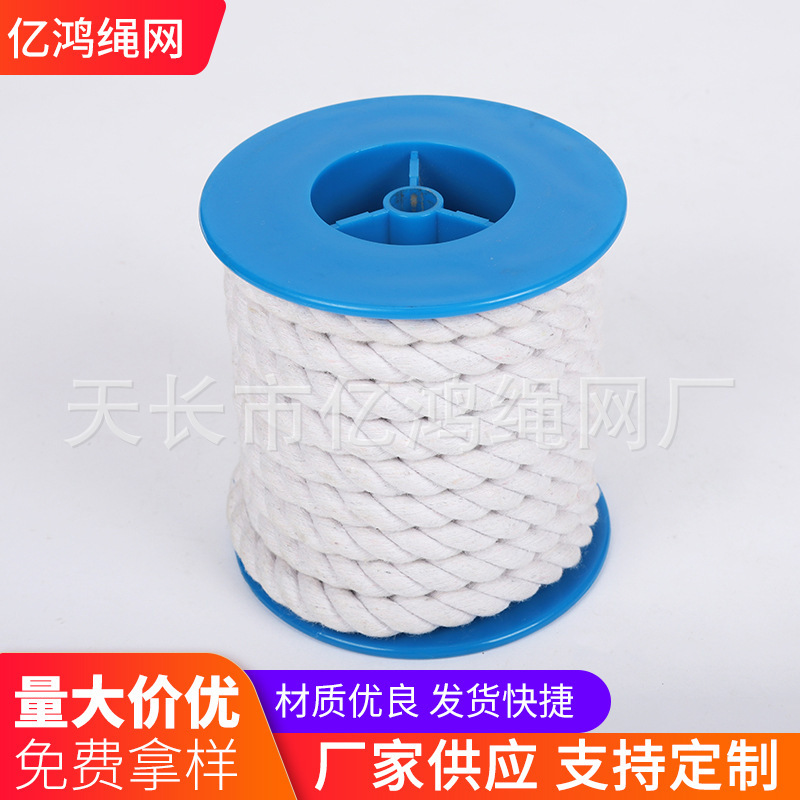 Nhà máy cung cấp ba căn lều bằng vải bông ngoài trời được cột bởi một nylon trắng.