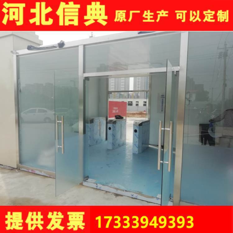 The manufacturer customised the container door booths for the press and police security locks.