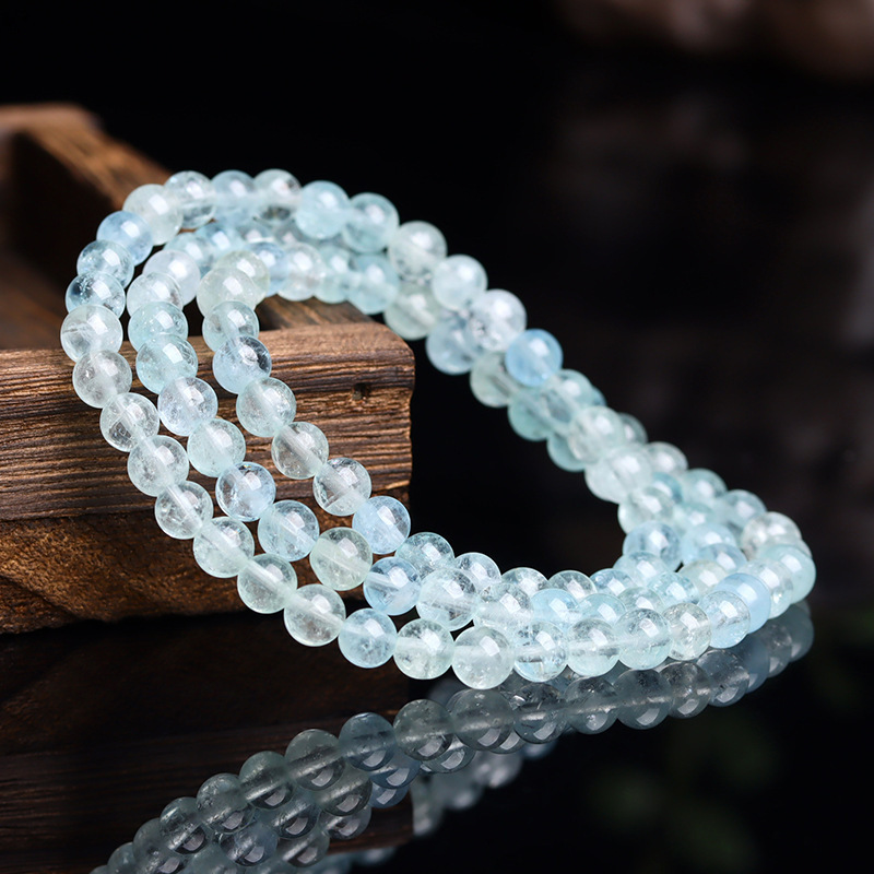 Wholesale of the natural crystal sea blues, a circle of ice, a circle of cylindrical beads, and three rings of women's chains.