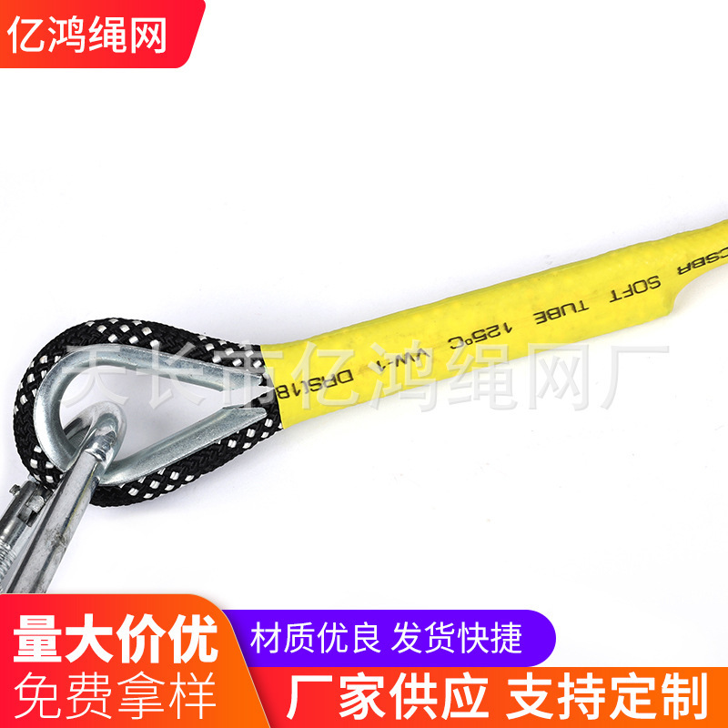 Thực vật cung cấp các lõi của dây uống nước tốt và các dây bảo vệ độ cao bên ngoài ngôi nhà.