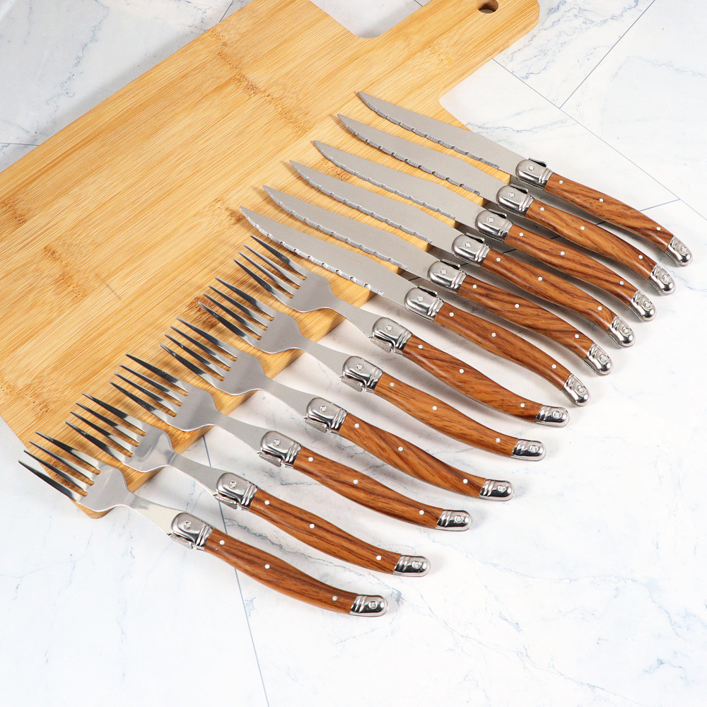 Những cái nĩa bằng thép sạch sẽ của nhà sản xuất, bằng nhựa đâm rơm.
