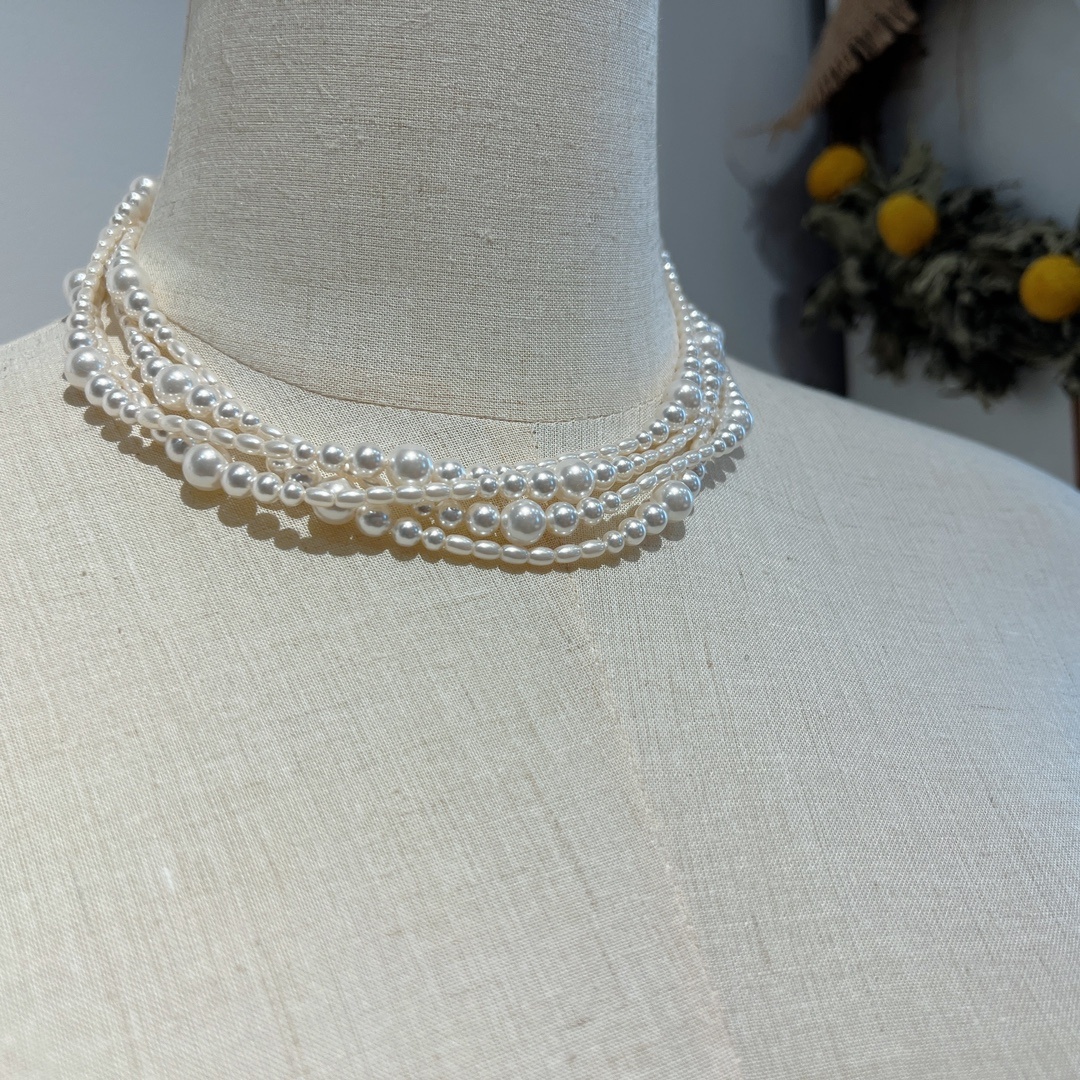 The fragrance of the little fragrance, the many layers of pearls, the long pearl necklaces, and the sweaters.