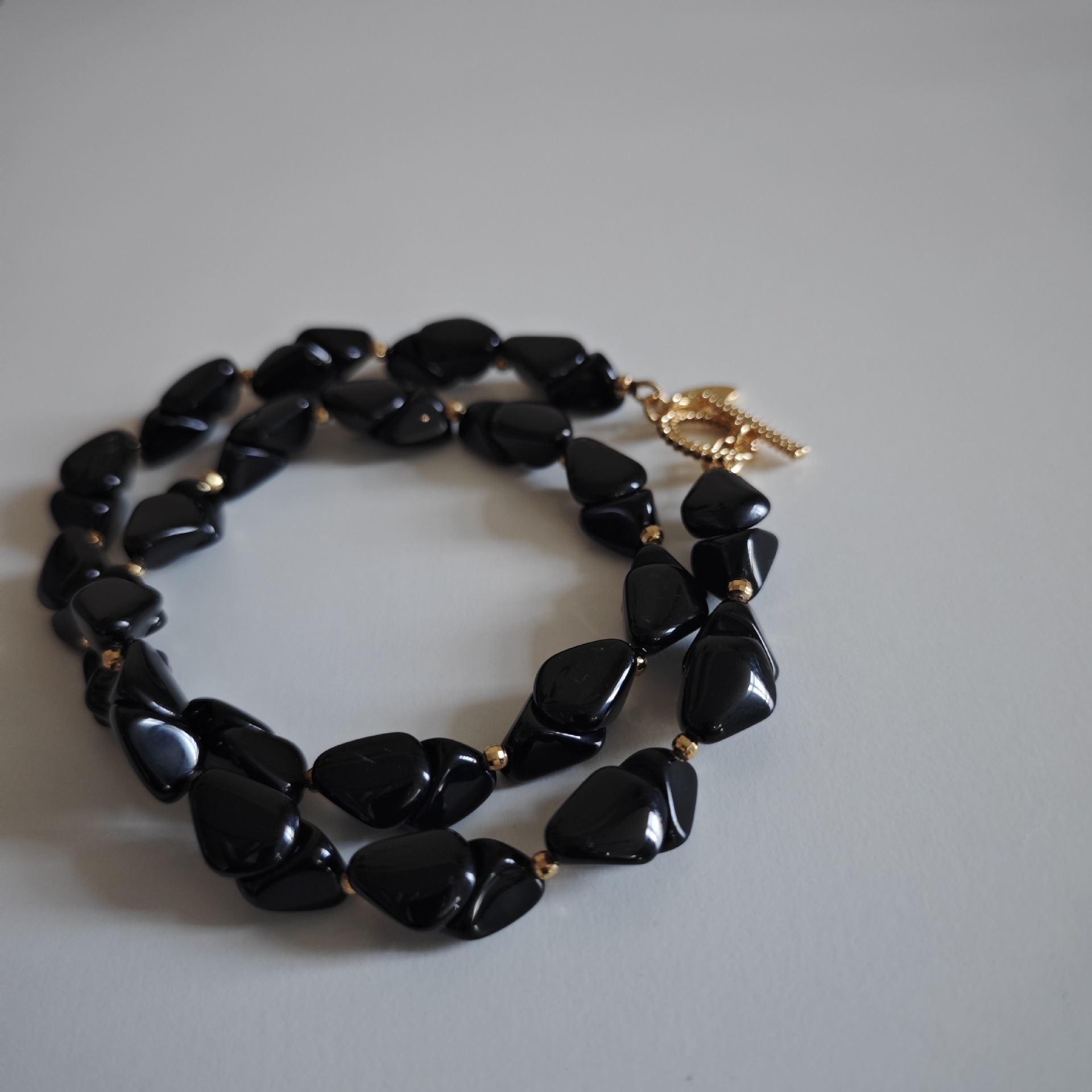 The original design of the geometry of the black manau string is a medium-size, cold-chained necklace.