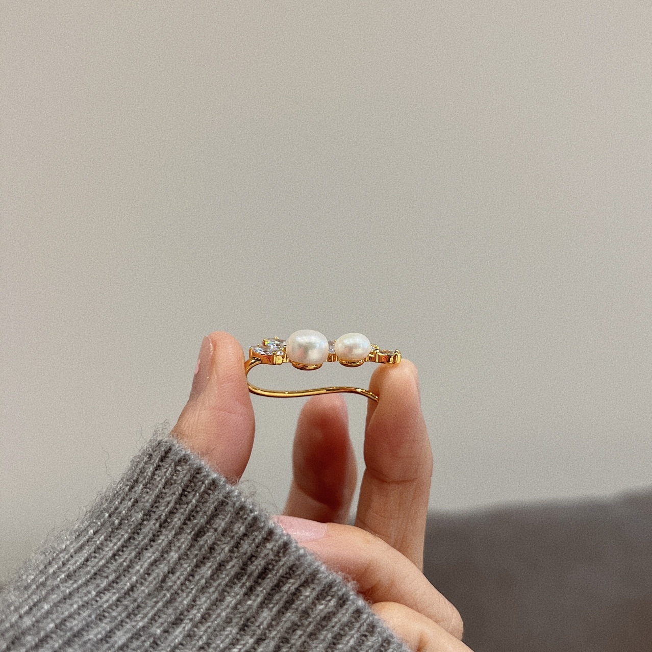 The French mini-clan designs a light luxurious earbone with no ear piercing pearls with 2022 new twilight.