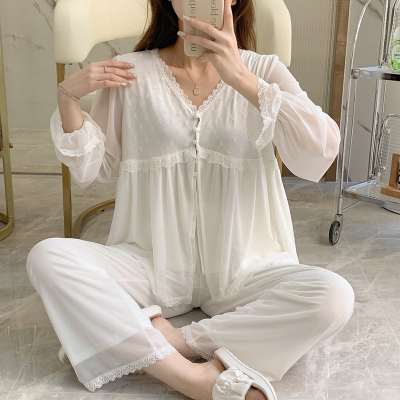 Nàng công chúa mới cưới trong bộ đồ pyjama của nàng mặc màu đỏ của sinh nhật nàng.