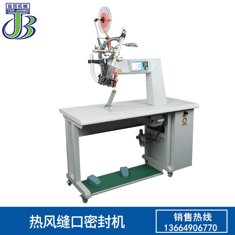 Giày chống nước với giày chống thấm và găng tay.