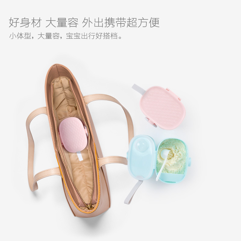 Hộp bột sữa của em bé có thể mang theo được, và hộp bột sữa được cất trong một ngăn chứa lớn đóng gói.