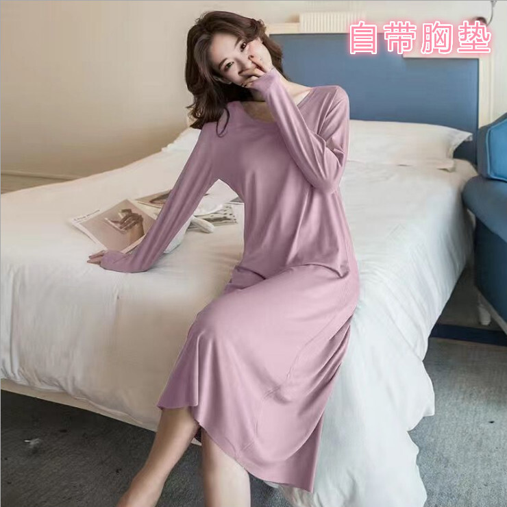 Với một miếng đệm áo ngực mô phỏng một cái nắm tay lắc dài vào mùa thu, bạn có thể mặc một chiếc váy gia đình.