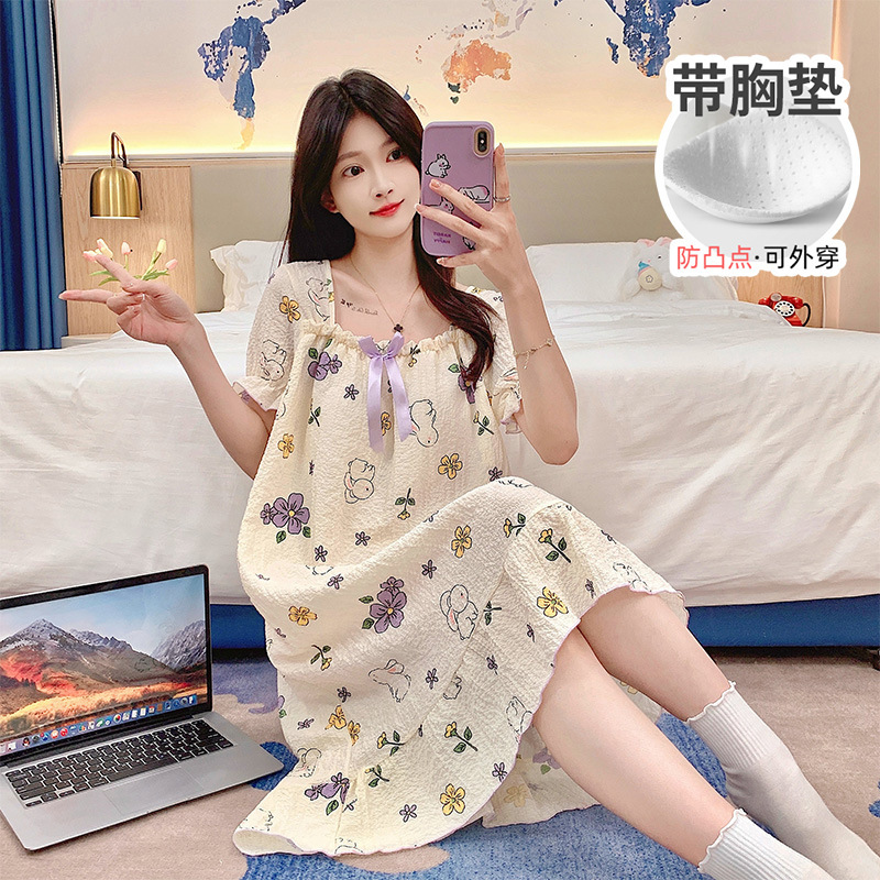 ♪ Với một bong bóng ngực trong một bộ đồ ngủ mùa hè mới