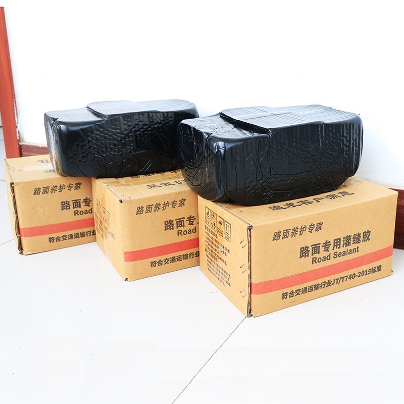 Massive polyurethane sutures, asphalt-heated seals at the road road and road sutures.