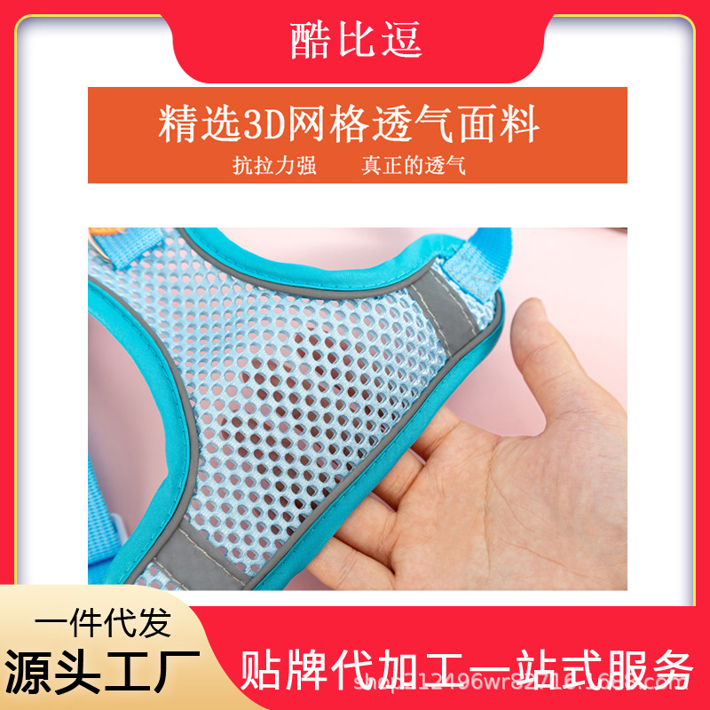 Một con chó mặc áo vest kéo xe, và một kiki-tai có thể dắt chó đi dạo.