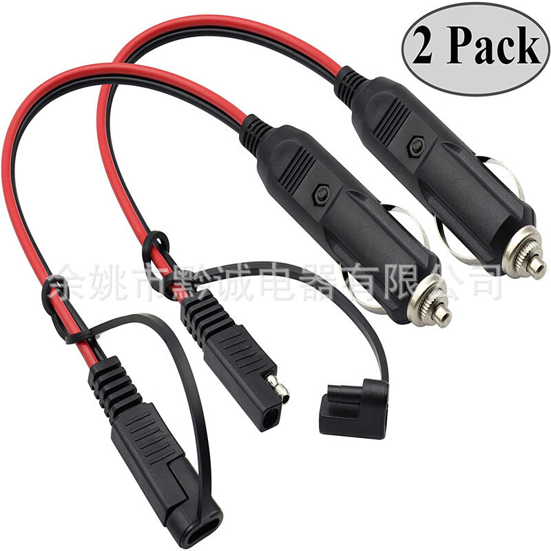 Xe màu đỏ và màu đen chở những người hút thuốc, dây điện bị phủ bụi, những người hút xe hơi với dây điện nối đuôi SAE.