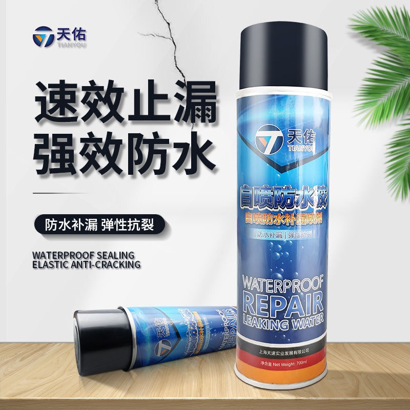 Phun vật liệu lên mái nhà để nước phun ra ở tòa nhà bên ngoài.