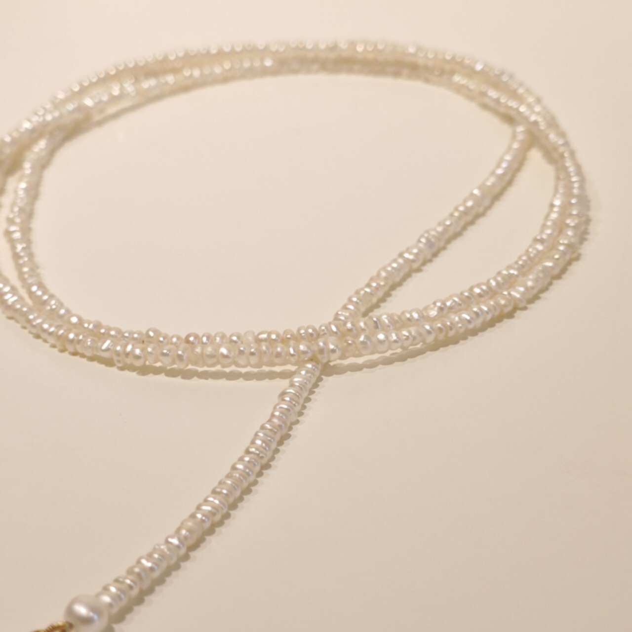 Korea's Geometric Pearl long money chain, with a chivalry neck chain chain, is about 100 bahts and a retrospect.
