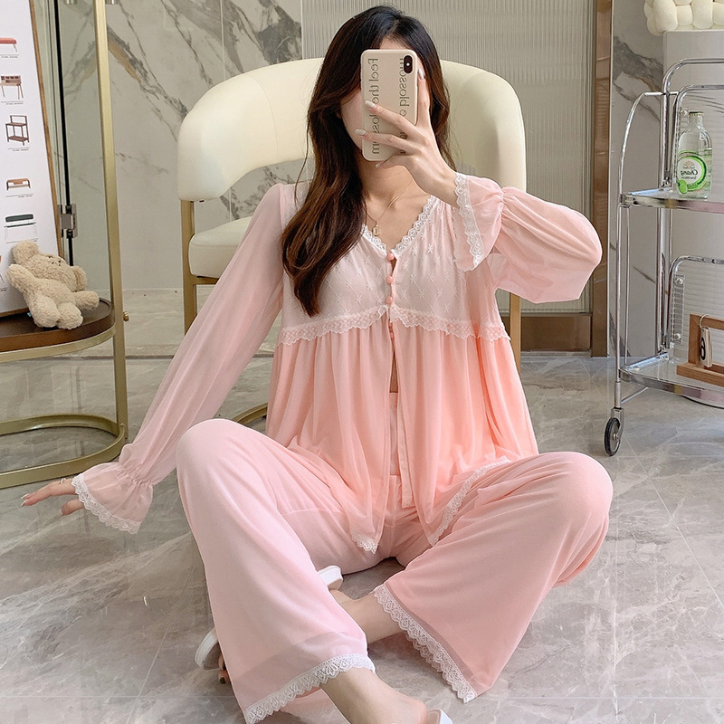 Nàng công chúa mới cưới trong bộ đồ pyjama của nàng mặc màu đỏ của sinh nhật nàng.