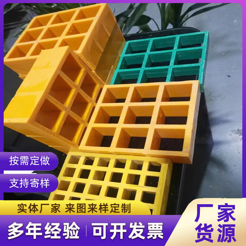 Kính và thép, hàng rào nặng nề.