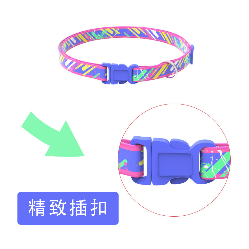 Một cái vòng cổ chó nhỏ với một con báo màu sáng bằng nhựa cho nhà máy.