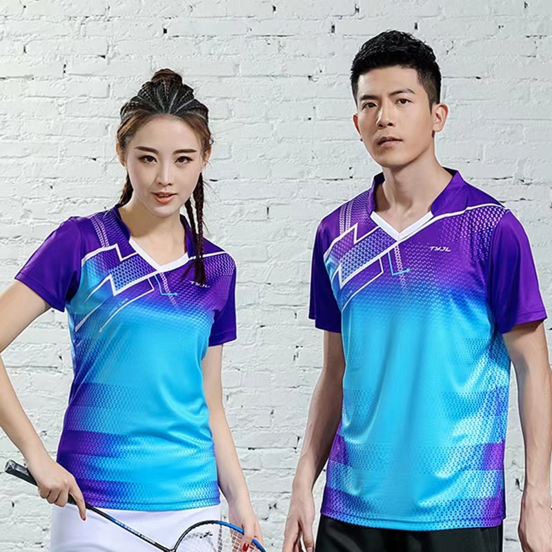 Một bộ đồ cầu lông mới với đàn ông và phụ nữ mặc áo tay ngắn, áo quần tennis nhanh, đội bóng bàn.