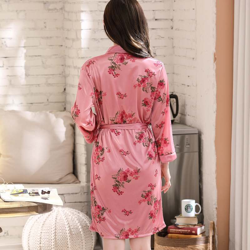 Người phụ nữ mặc áo ngực nóng bỏng, 2 bộ áo choàng khách sạn.