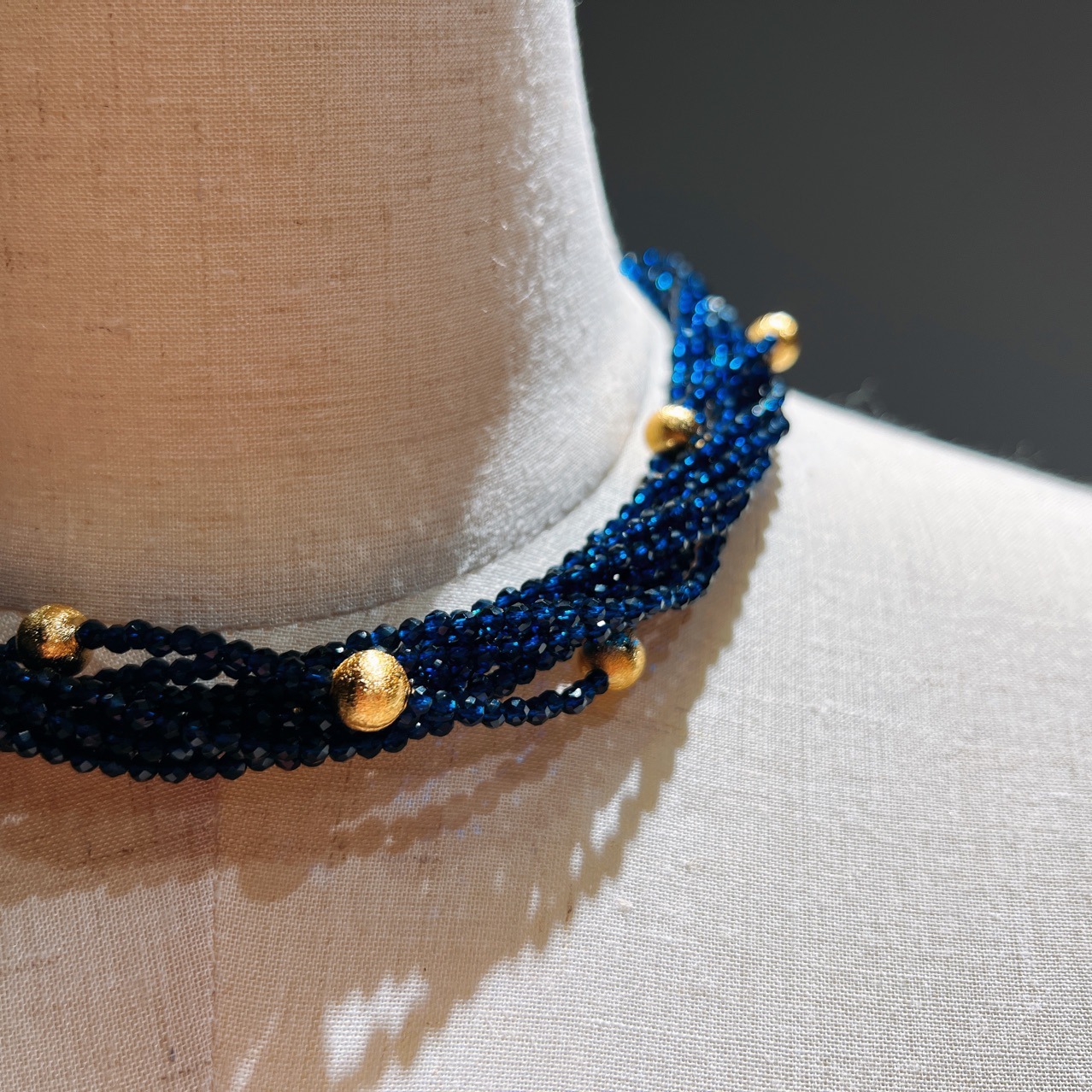 2022 new French retrospective multi-layer crystal choker neck chain.