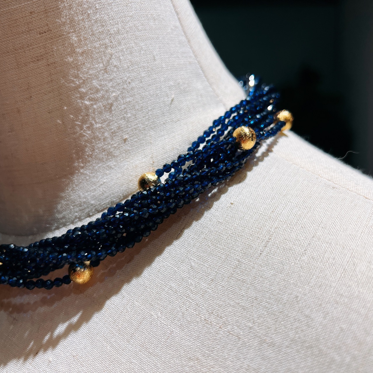 2022 new French retrospective multi-layer crystal choker neck chain.