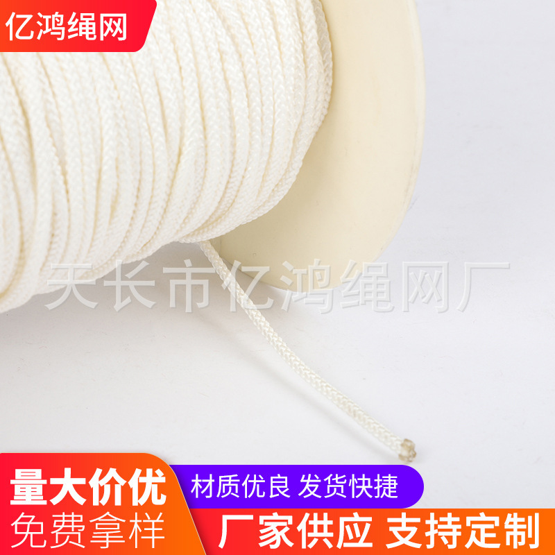 Sợi dây cột cờ do chính nhà cung cấp đã rơi xuống để bảo vệ mái nhà của nylon khỏi sợi dây cờ trắng.