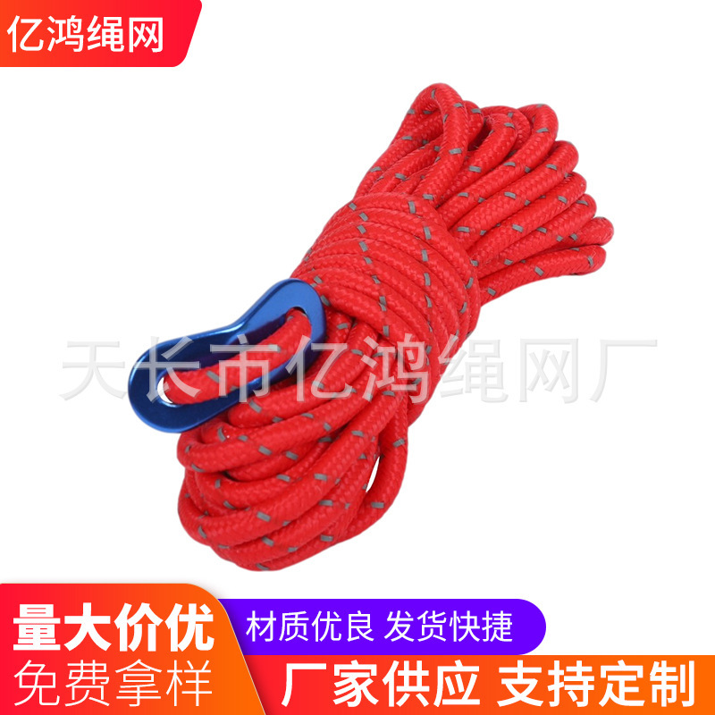 Cây này bao vây trại đồng bằng với một bó dây thừng để xây dựng.