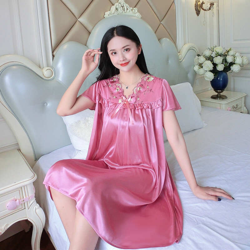 Mẹ tôi mặc đồ ngủ mùa hè nóng, to, ngắn, mẹ tôi ăn mặc như người thay đồ gia đình.