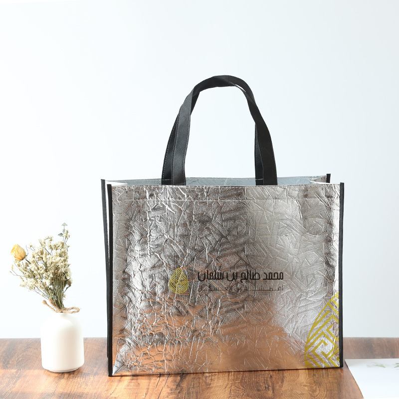 The manufacturer customizes the radium-free handbag to print the LOGO shopping bag.